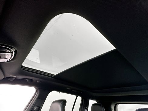 Used 2022 Jeep Grand Cherokee Overland w/ Luxury Tech Group IV image 23