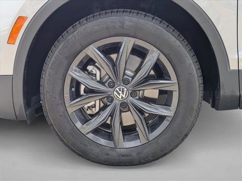 Used 2024 Volkswagen Tiguan SE w/ MDO Package, Three-Row FWD image 9
