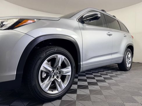Used 2017 Toyota Highlander Limited w/ Carpet Mat Package FWD image 11