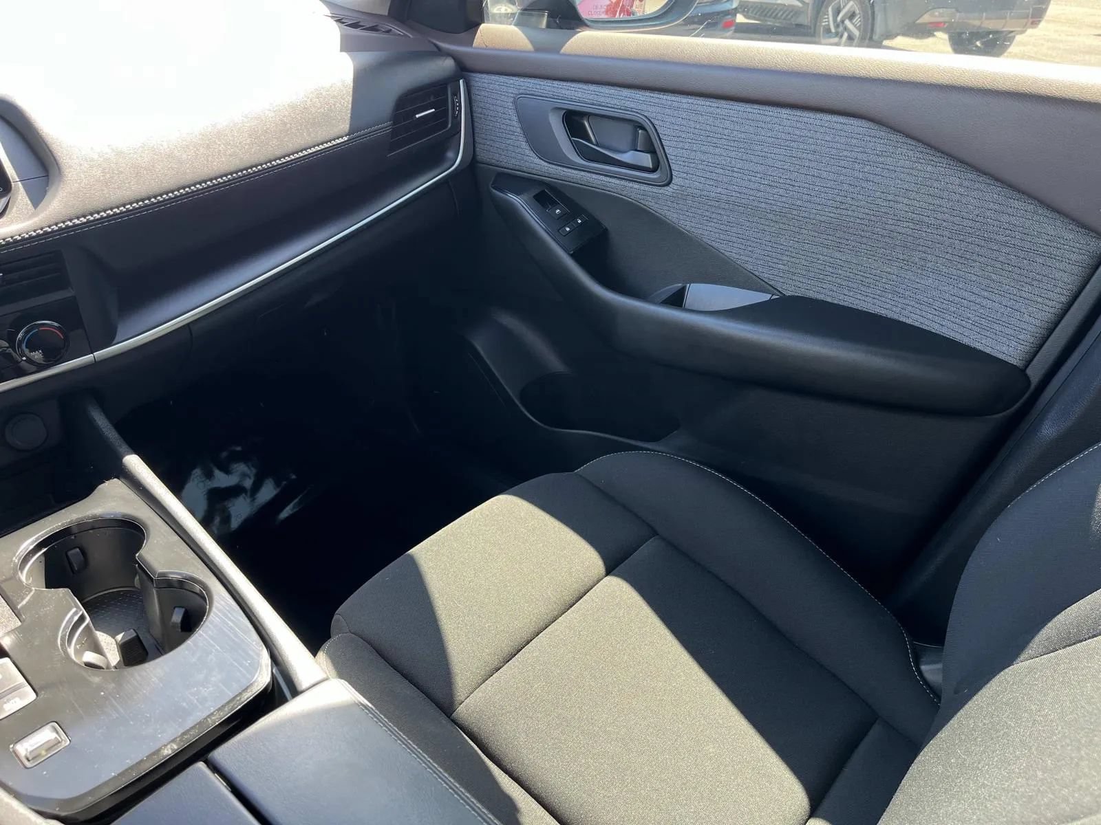 Used 2023 Nissan Rogue S FWD image 13