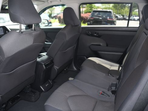 Used 2023 Toyota Highlander LE FWD image 14