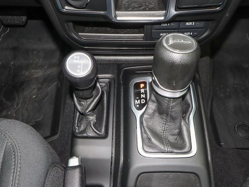 Used 2020 Jeep Gladiator Sport image 22