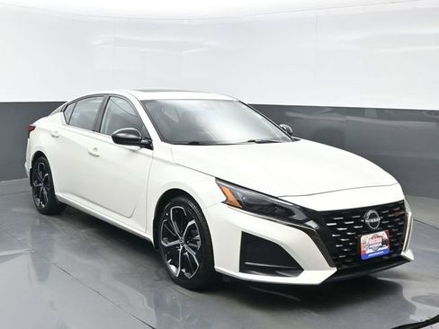 Used 2025 Nissan Altima 2.5 SR w/ SR Premium Package FWD image 8