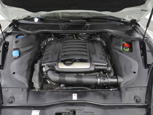 Used 2017 Porsche Cayenne Platinum Edition image 32