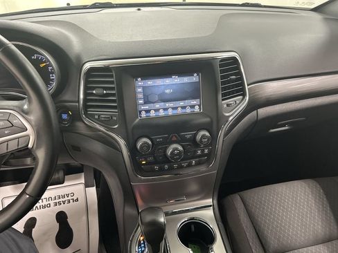 Used 2020 Jeep Grand Cherokee Laredo AWD/4WD image 18