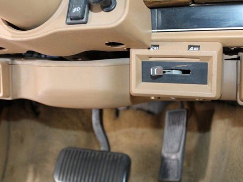 Used 1987 Jeep Grand Wagoneer image 25