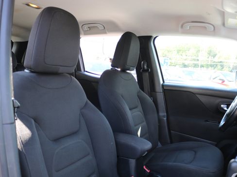 Used 2018 Jeep Renegade Latitude w/ UConnect 8.4 Nav Group image 42