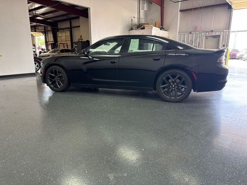 Used 2019 Dodge Charger SXT image 5