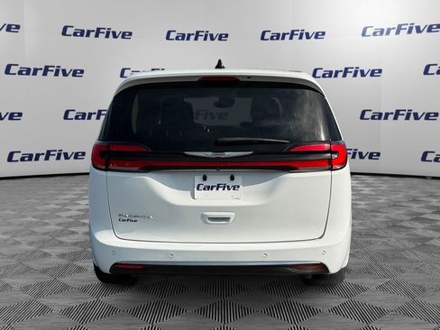 Used 2023 Chrysler Pacifica Touring-L FWD image 4