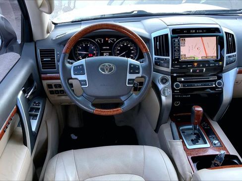 Used 2015 Toyota Land Cruiser image 6