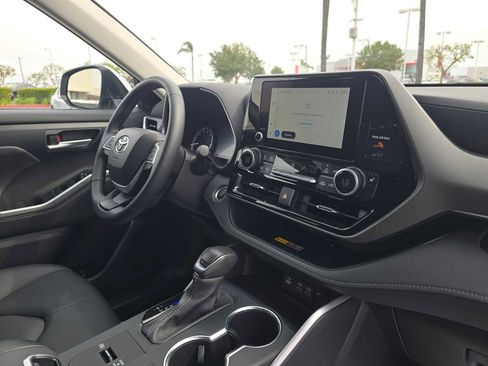 Certified 2025 Toyota Highlander XLE FWD image 10