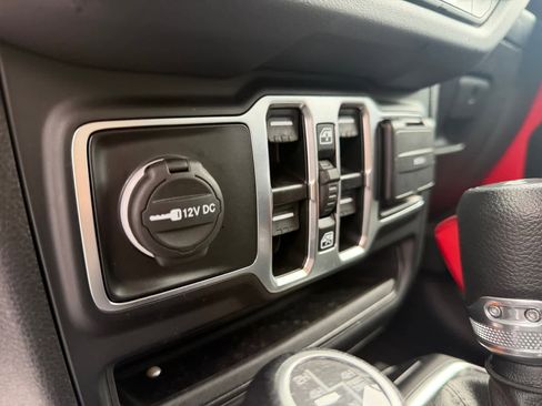 Used 2025 Jeep Wrangler Sahara image 25