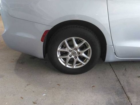 Used 2024 Chrysler Pacifica Touring-L FWD image 4