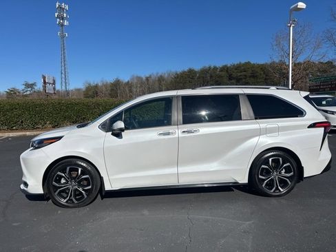 Used 2025 Toyota Sienna Platinum image 10
