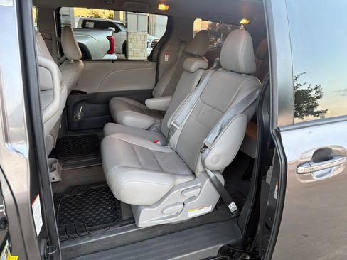 Used 2019 Toyota Sienna XLE FWD image 11