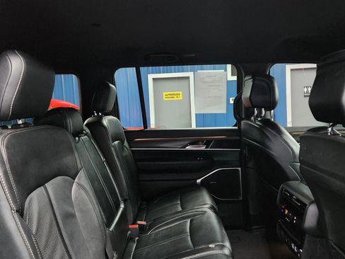 Used 2023 Jeep Wagoneer L Series II image 19