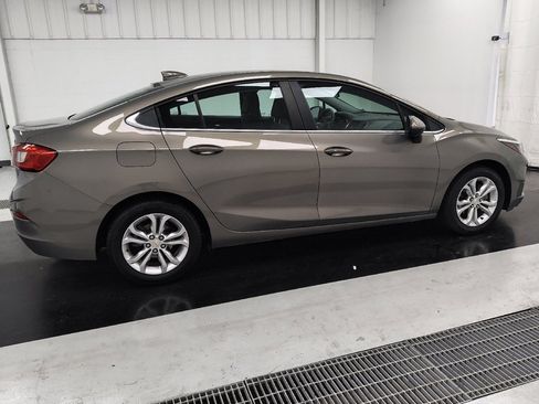Used 2019 Chevrolet Cruze LT w/ Convenience Package FWD image 10
