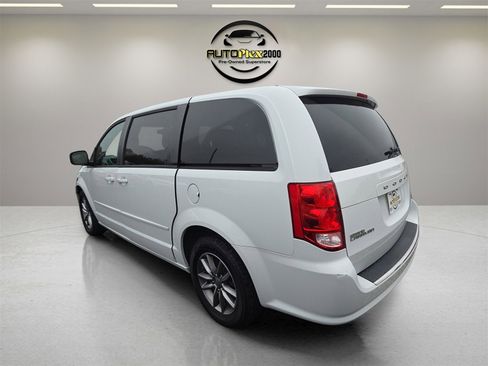 Used 2016 Dodge Grand Caravan SE image 5