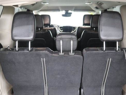 Used 2022 Chrysler Pacifica Touring-L FWD image 8