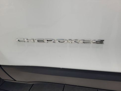 Used 2019 Jeep Cherokee Latitude Plus w/ Comfort/Convenience Group AWD/4WD image 27