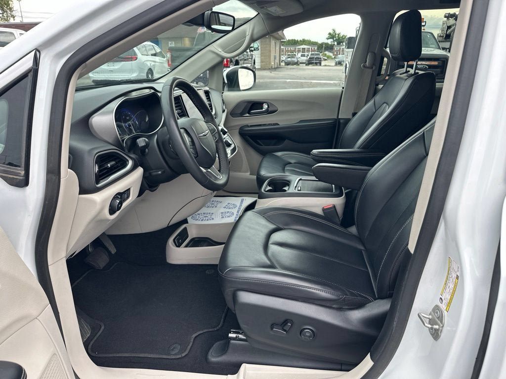 Used 2023 Chrysler Pacifica Touring-L FWD image 15