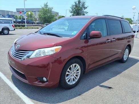 Used 2017 Toyota Sienna XLE Premium FWD image 3