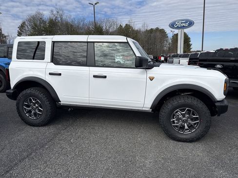 New 2025 Ford Bronco Badlands image 8