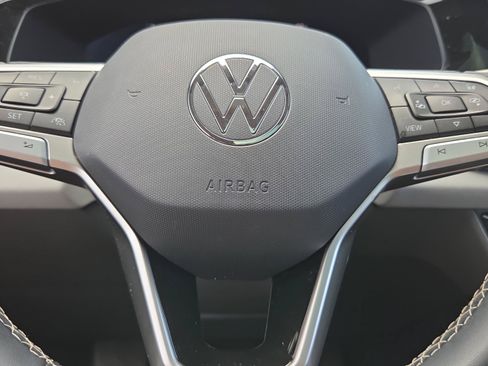Used 2023 Volkswagen Taos SE w/ Panoramic Sunroof Package FWD image 27