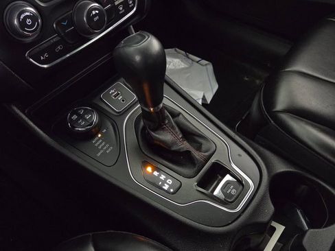 Used 2020 Jeep Cherokee Trailhawk AWD/4WD image 29