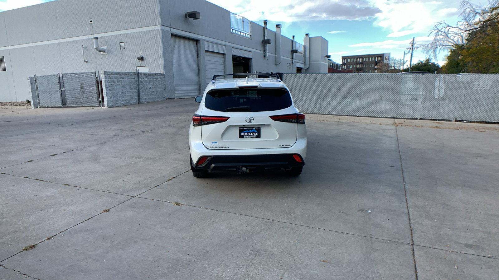 Used 2021 Toyota Highlander XLE AWD/4WD image 3
