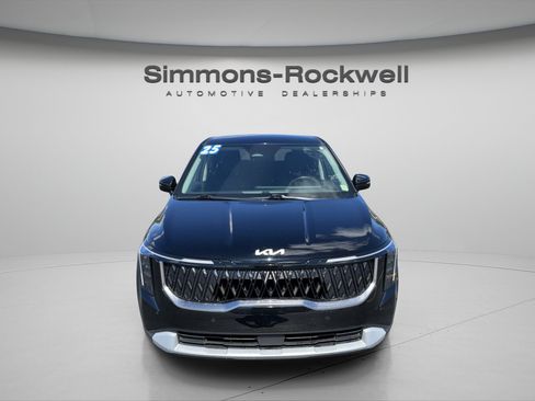 Used 2025 Kia Carnival FWD image 8