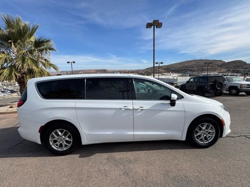 Used 2023 Chrysler Voyager LX image 6