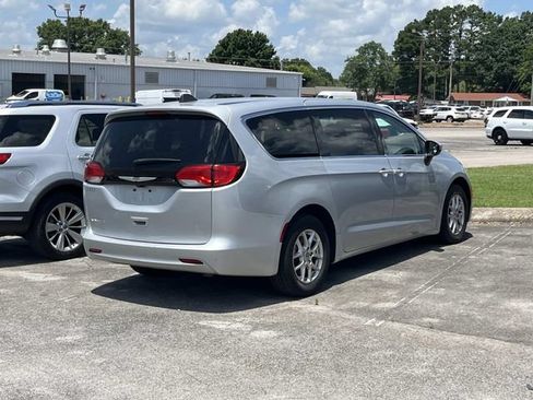 Used 2023 Chrysler Voyager LX FWD image 3