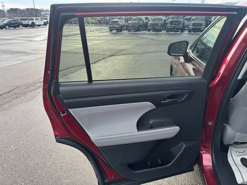 Used 2022 Toyota Highlander LE image 14