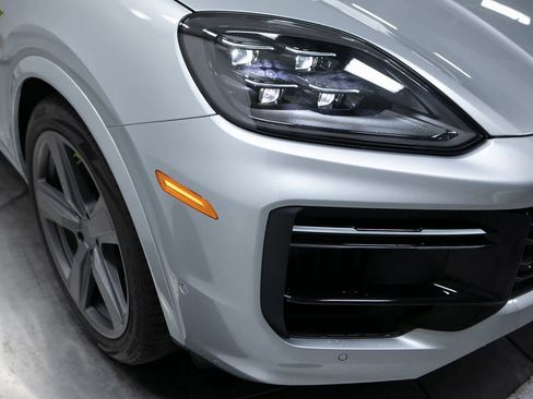 Certified 2025 Porsche Cayenne Turbo image 12