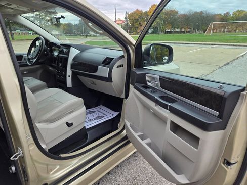 Used 2010 Dodge Grand Caravan SXT image 25