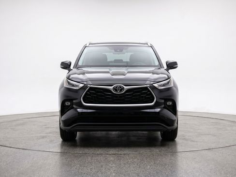 Used 2025 Toyota Highlander LE FWD image 2