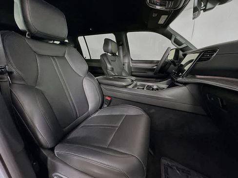 Used 2023 Jeep Wagoneer Series III w/ Preferred Equipment Group image 15