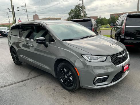 Used 2025 Chrysler Pacifica Select FWD image 3