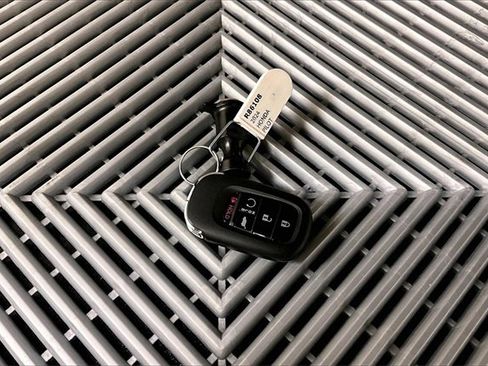 Used 2024 Honda Pilot Touring image 9