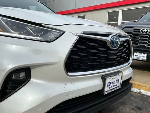Used 2023 Toyota Highlander Limited image 2