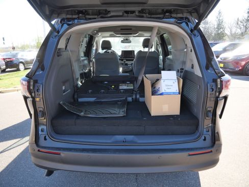 Used 2024 Toyota Sienna XLE w/ XLE Plus Package FWD image 18
