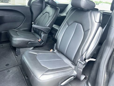 Used 2026 Chrysler Pacifica Select FWD image 9