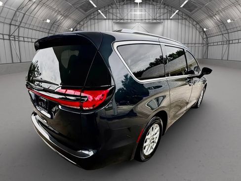 Used 2021 Chrysler Pacifica Touring-L FWD image 8
