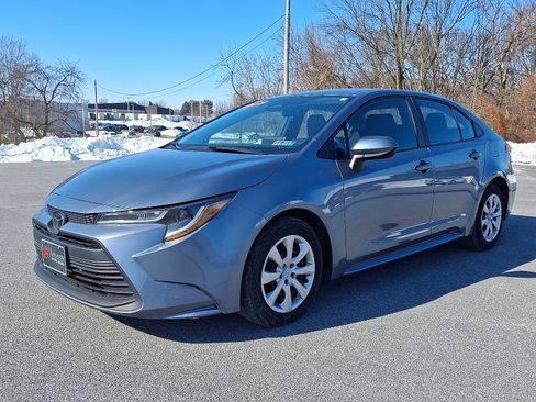 Used 2023 Toyota Corolla LE image 3