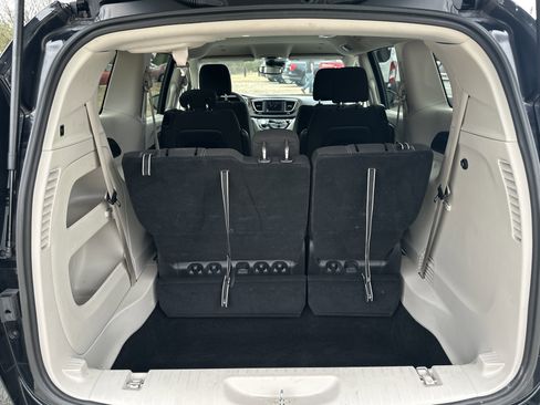 Used 2024 Chrysler Voyager LX image 17