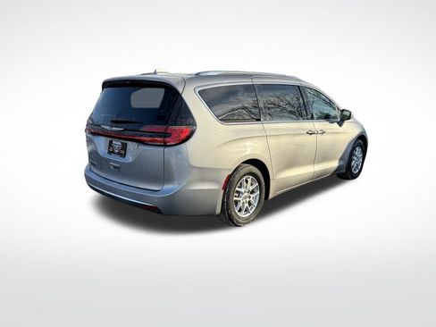 Used 2021 Chrysler Pacifica Touring-L image 7