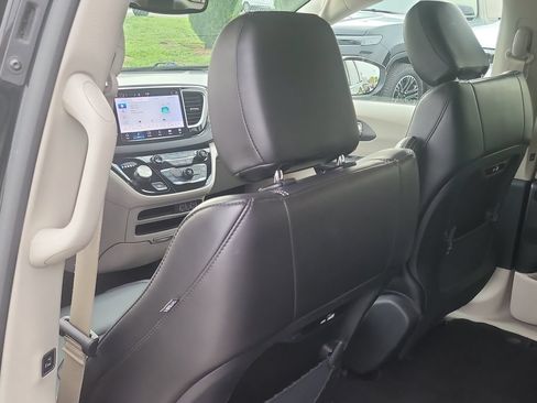 Used 2023 Chrysler Pacifica Touring-L FWD image 11
