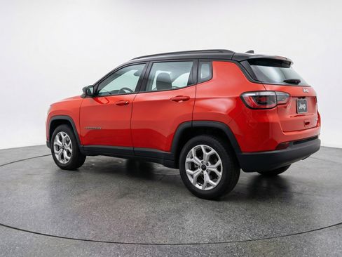Used 2025 Jeep Compass Latitude AWD/4WD image 6