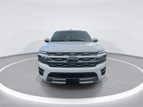 Used 2024 Ford Expedition Platinum image 3